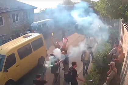 Украинские националисты забросали фаерами дом Медведчука