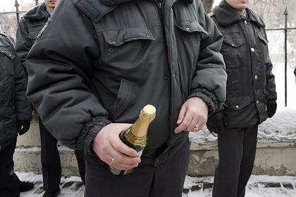 Бывших российских полицейских приговорили к срокам за пытки подростка бутылкой