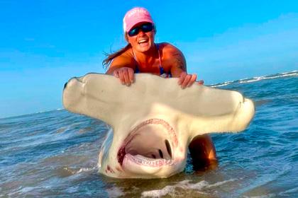 Женщина поймала огромную акулу-молот на удочку с крыши автомобиля