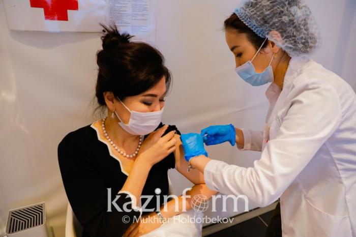 Прививки от КВИ получили 213 тысяч жителей Атырауской области
