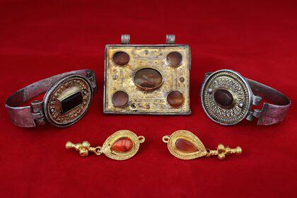 В Крыму нашли коллекцию золотых и серебряных украшений III века
