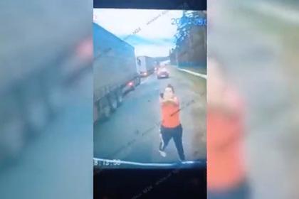 На россиянина напали с пистолетом и топором люди из ехавшей по обочине машины