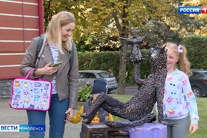 В Смоленске появился памятник с котом-кукловодом