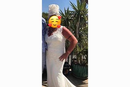 Мать пришла на свадьбу сына в подвенечном платье и возмутила пользователей сети