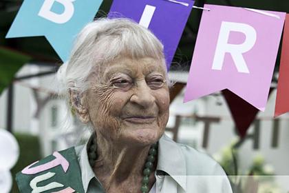 100-летняя женщина назвала виски, бананы и борьбу с фашизмом секретом долголетия