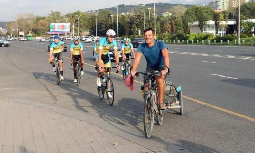 Велосипедист из Франции преодолел девять тысяч километров и финишировал в Алматы