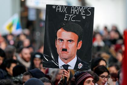 Француза оштрафовали на десять тысяч евро за изображение Макрона в виде Гитлера