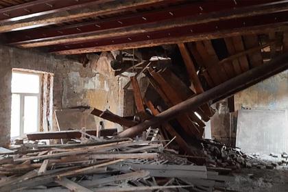 Жительница Петербурга случайно повредила крышу дома