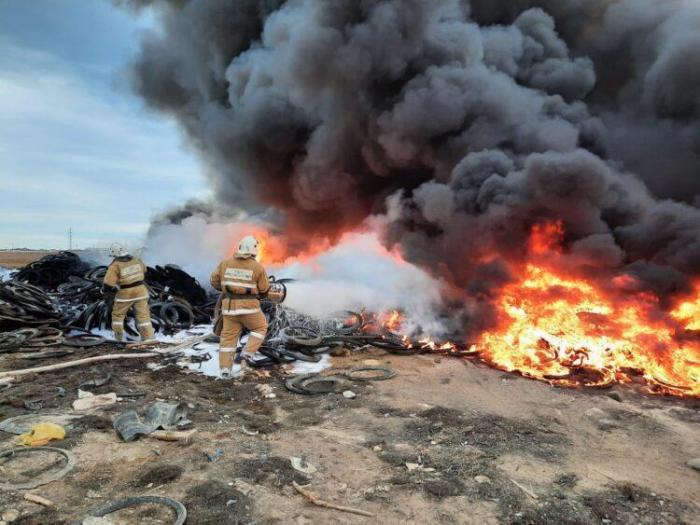 Крупный пожар произошел на свалке старых шин в Актау
