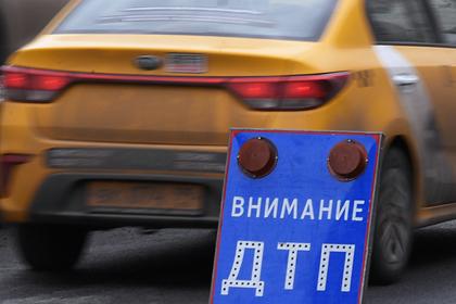 На российской трассе в ДТП с микроавтобусом погибли два человека