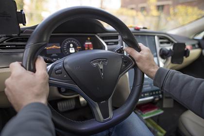 Автомобили Tesla назвали опасными из-за руля