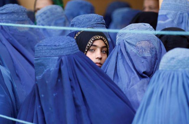 Талибы запретили женщинам Кабула выходить на работу, их заменят мужчинами