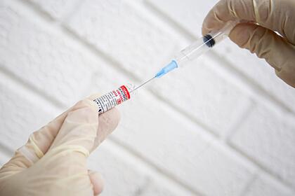 Врач призвал ввести в России обязательную вакцинацию от COVID-19