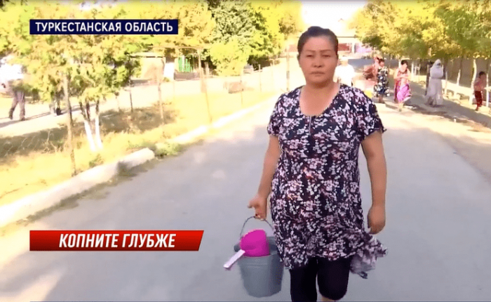 Акима заставили пить воду из арыка в Туркестанской области