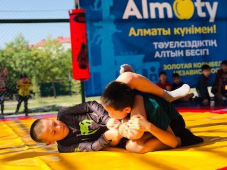 Турнир по грэпплингу среди детей и юношей прошел в Алматы