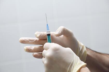 Стало известно об исследованиях новой российской вакцины от коронавируса