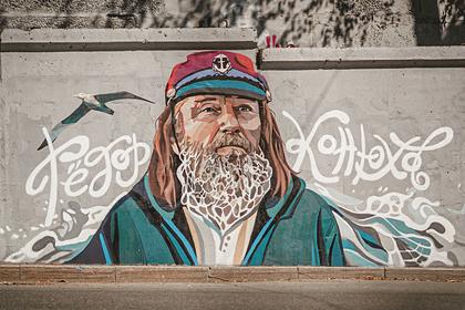 Жители Владивостока нарисовали граффити с Федором Конюховым
