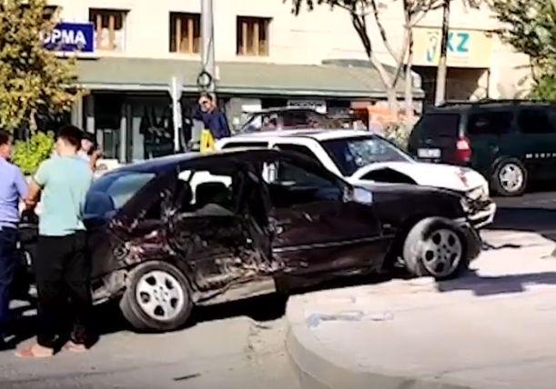 В Шымкенте столкнулись две машины, погиб пассажир