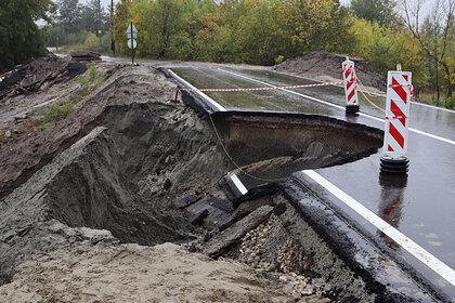 Власти Брянска назвали причину разрушения открытой неделю назад дороги
