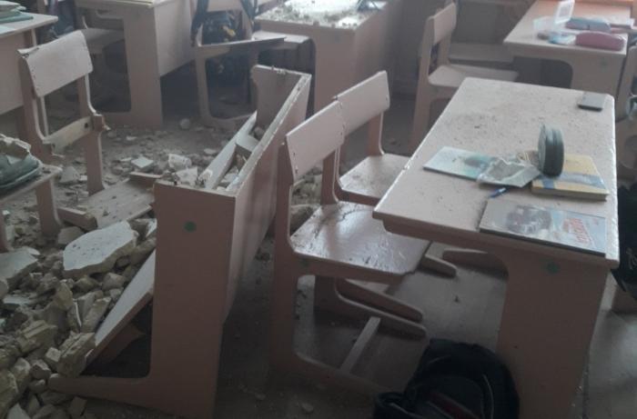 В одной из школ Черниговской области обвалившийся потолок разбил парты и стулья