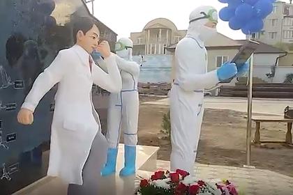 Дагестанские ученые установили монумент в честь борющихся с COVID-19 врачей