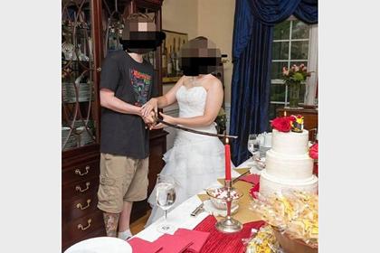 Жениха высмеяли в сети из-за его наряда на свадьбе
