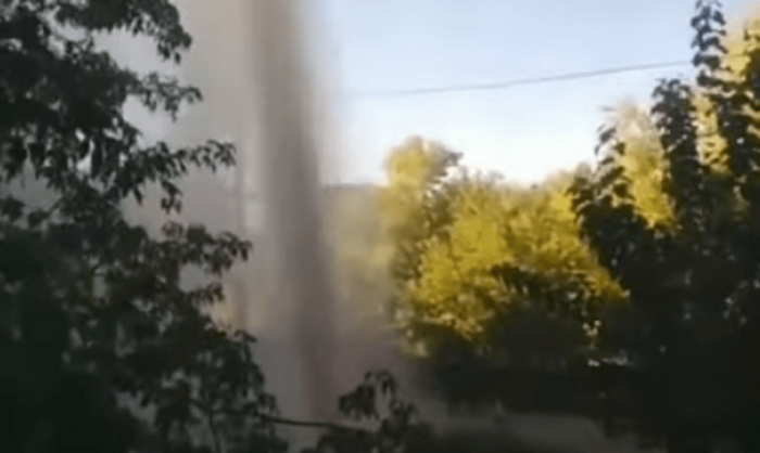 Трубу с горячей водой прорвало в Петропавловске