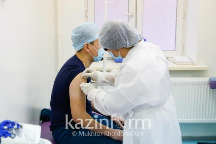 Жителям Атырау предложили вакцинироваться от КВИ на площади