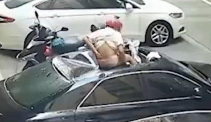 Полуголая девушка выпала из окна на крышу машины во время занятия любовью