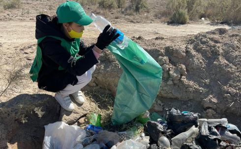 Одноразовая посуда и влажные салфетки: сколько мусора собрали на побережьях Балхаша и Кенгирского водохранилища