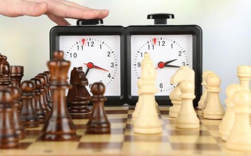 В карагандинских вузах и колледжах проходят показательные игры в шахматы