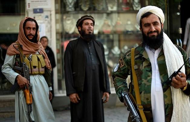 Талибы начали запрещать мужчинам брить бороды и слушать музыку в парикмахерских