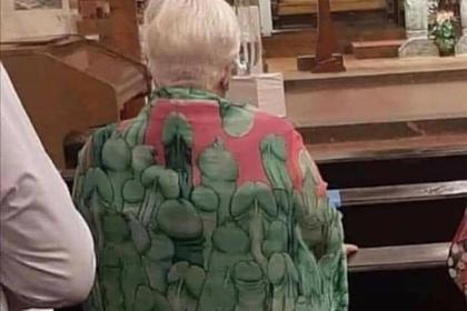 Пенсионерка пришла в церковь в свитере с непристойным рисунком