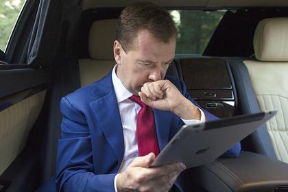 Медведев оценил возможность запрета в России зарубежных соцсетей