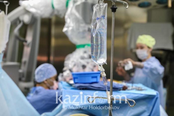 Врачи спасли жизнь пациентке с коронавирусом и перитонитом в Алматы