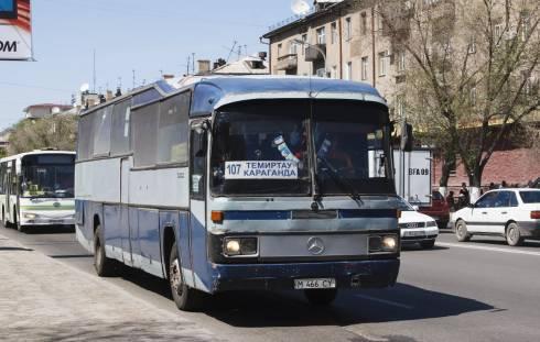 В Темиртау пьяную женщину выкинули с автобуса и избили