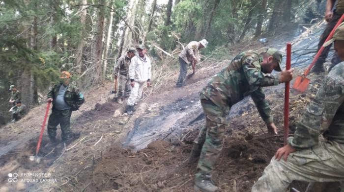 Четвертые сутки спасатели тушат пожары в горах Заилийского Алатау
                29 сентября 2021, 13:57