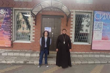 В российском городе священник освятил аниме-магазин
