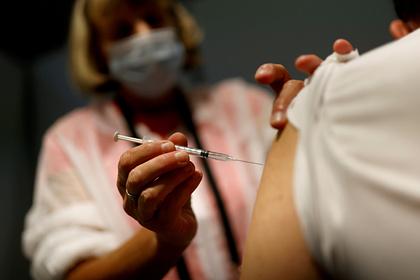 Во Франции около 260 человек получили просроченную вакцину от COVID-19