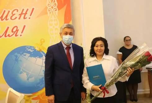 В преддверии профессионального праздника аким Караганды наградил педагогов грамотами и благодарственными письмами