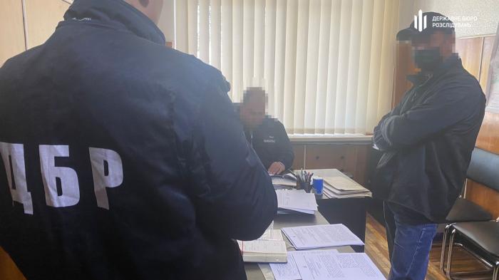 На Харьковщине чиновник полиции с извращением пытал мужчину в отделении. Против мучителя открыли дело