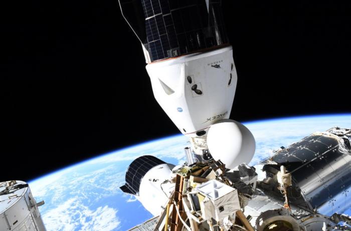 Корабль Cargo Dragon отделился от МКС и летит на Землю с результатами научных экспериментов