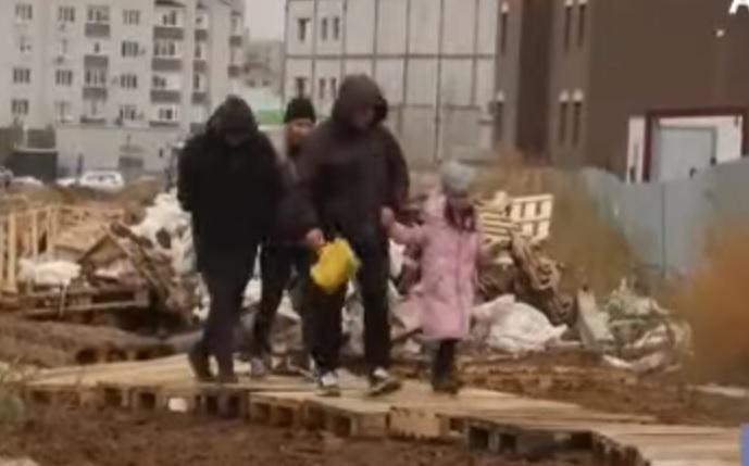 Актюбинские дети утопают в грязи по дороге в школу, которую с шиком презентовали министру образования