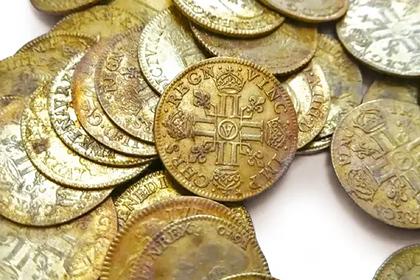 При ремонте в стене нашли ящик с золотыми монетами на 80 миллионов рублей