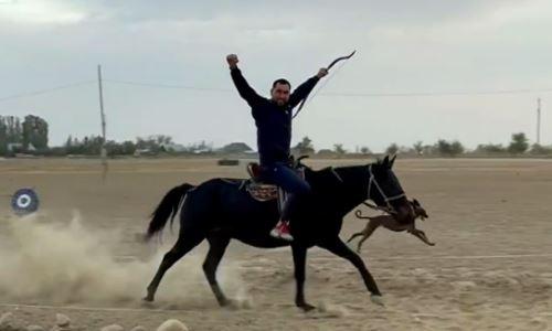 Казахстанский боксер метко выстрелил из лука с лошади на полном ходу. Видео