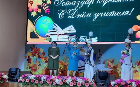 В Карагандинской области в честь Дня учителя наградили педагогов региона