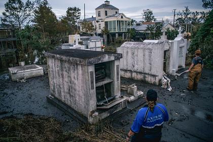 Американскую деревню завалило гробами после урагана