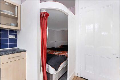 Квартира с кроватью на кухне возмутила пользователей сети