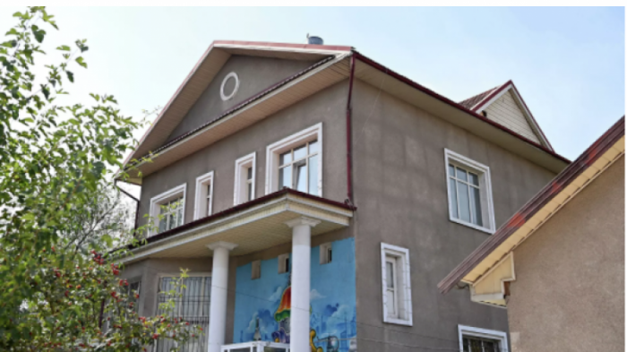 Президент Кыргызстана отдал свой двухэтажный дом в пользу малоимущих
                02 октября 2021, 00:47