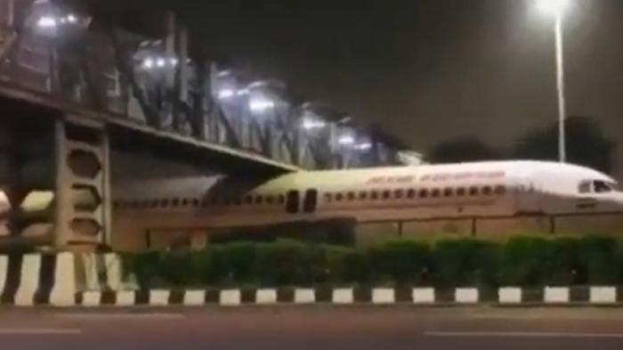 Самолет застрял под мостом и заблокировал часть шоссе в Индии
                03 октября 2021, 23:36